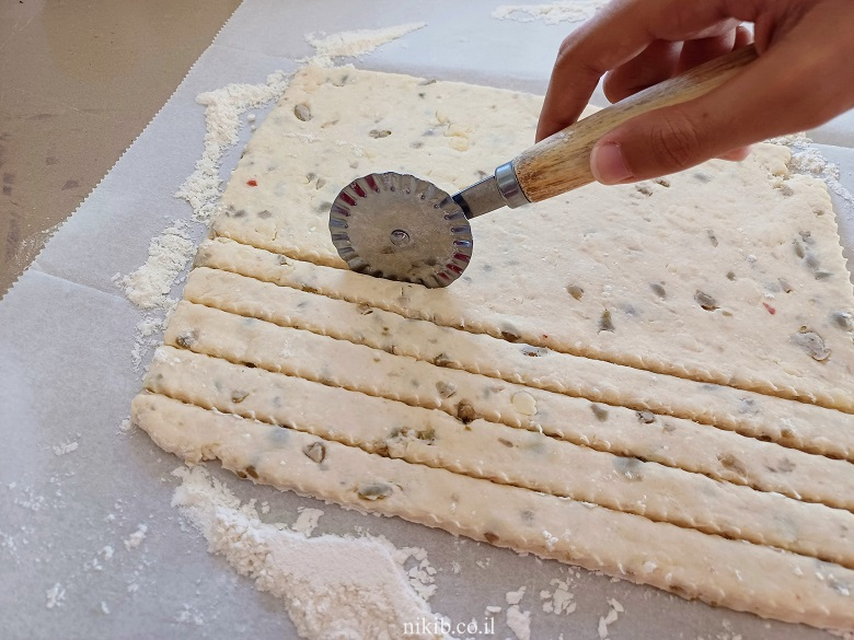 מקלות גבינה וזיתים