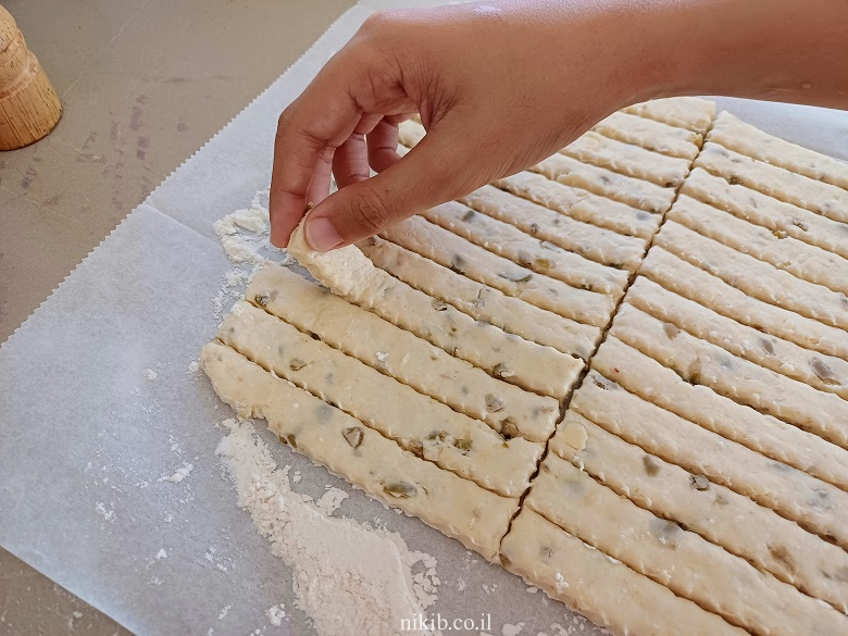 מקלות גבינה וזיתים