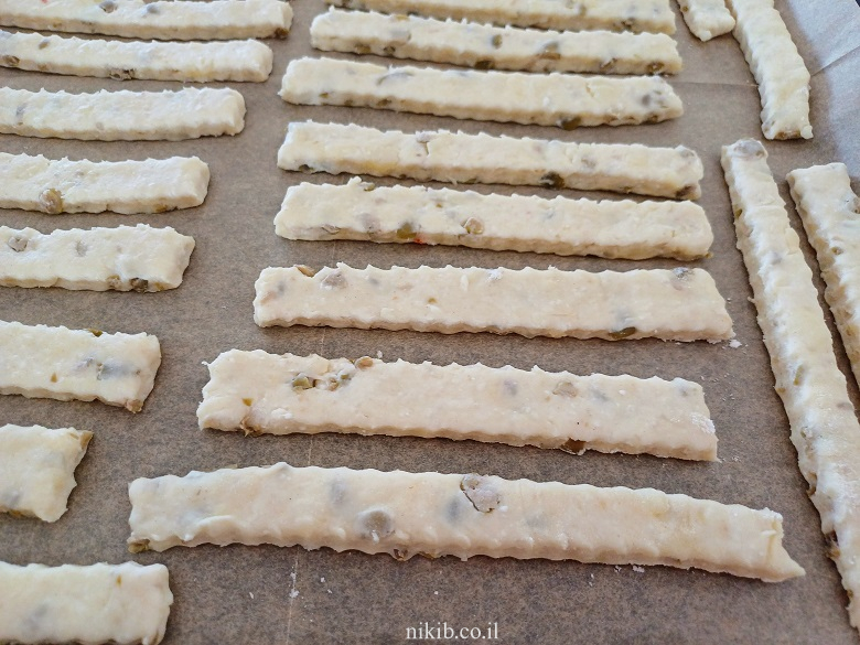 מקלות גבינה וזיתים