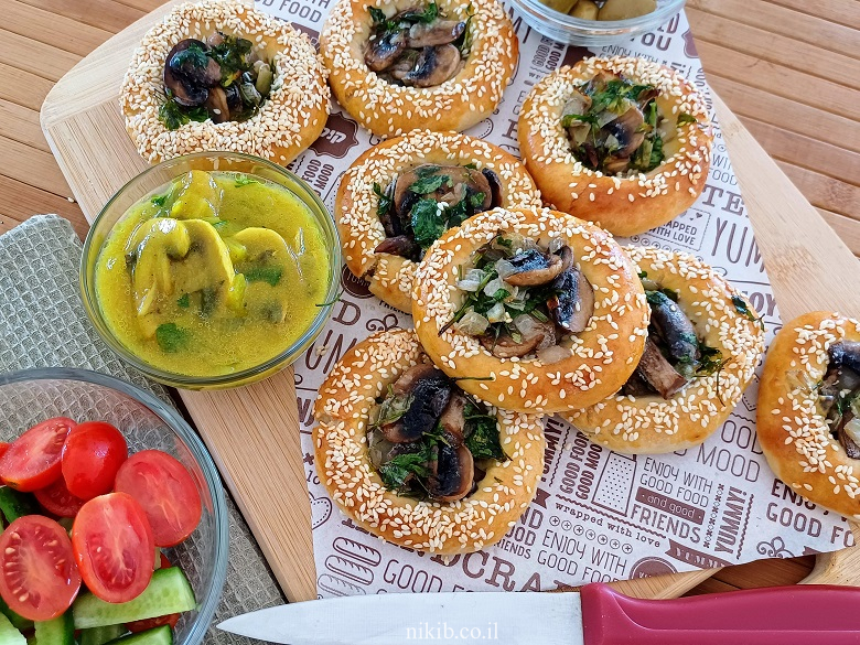 לחמניות ממולאות פטריות עם רוטב