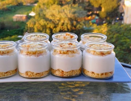 עוגת גבינה ופירורים בכוס