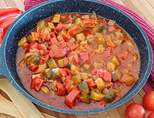 תבשיל קישואים ופלפלים