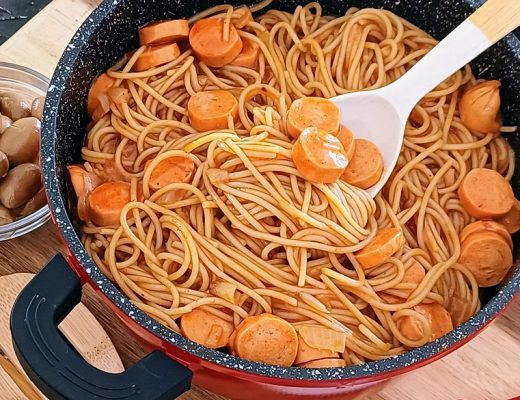 ספגטי ונקניקיות - ארוחה מהירה