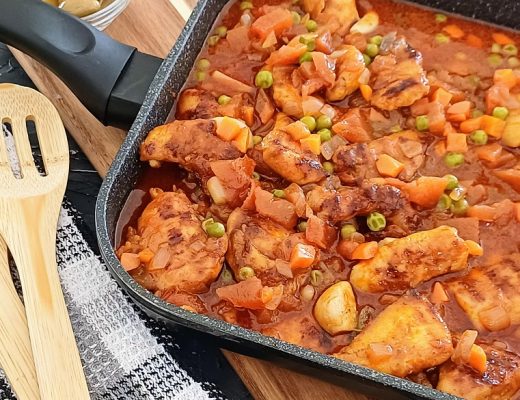 חזה עוף עם אפונה ברוטב עגבניות