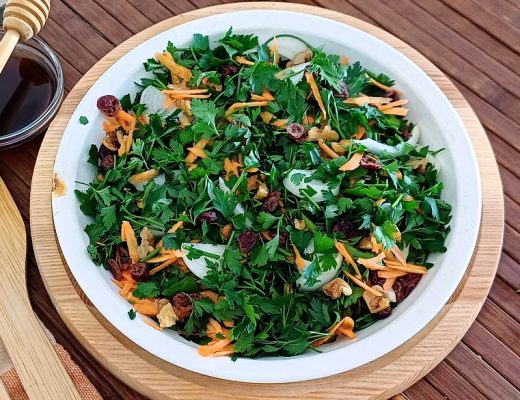 סלט עשבי תיבול ופיצוחים