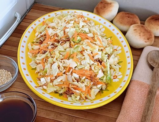 סלט כרוב עם קריספי אטריות