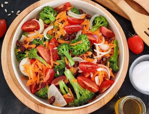 סלט ברוקולי טרי וחמוציות