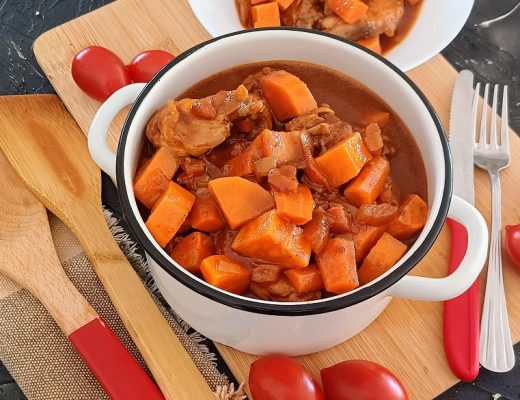 עוף עם בטטות בסיר