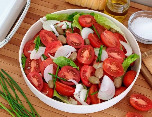 סלט עגבניות שרי שלא תרצו להפסיק לאכול