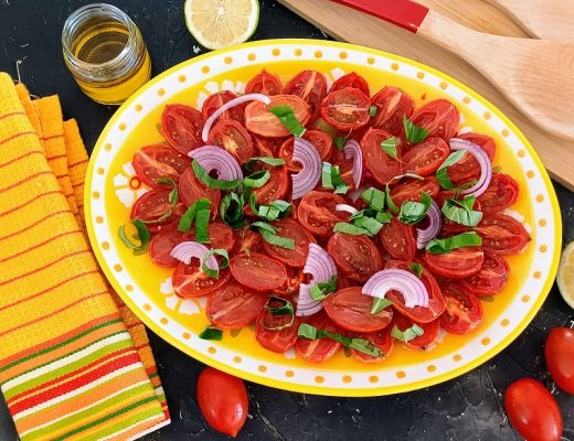 סלט עגבניות שרי ובזיליקום