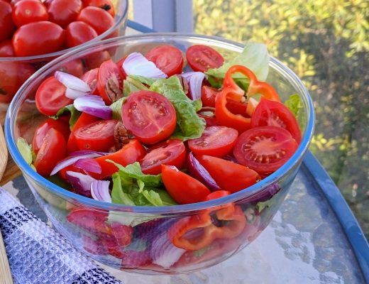 סלט עגבניות שרי ובצל סגול