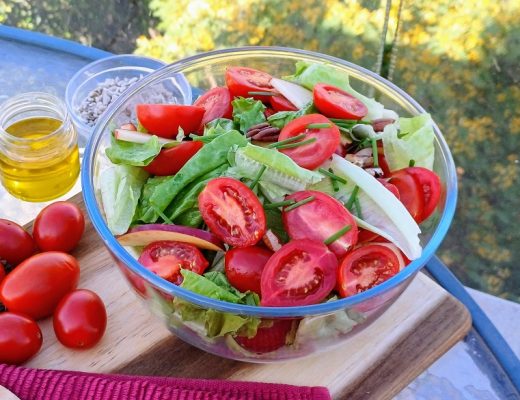 סלט חסה ואגוזים