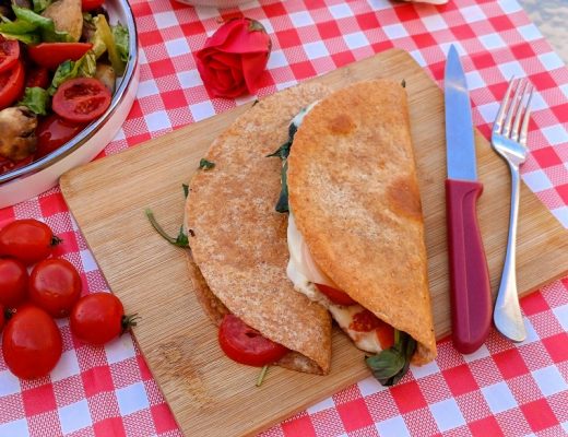 קסדייה טונה וגבינה צהובה