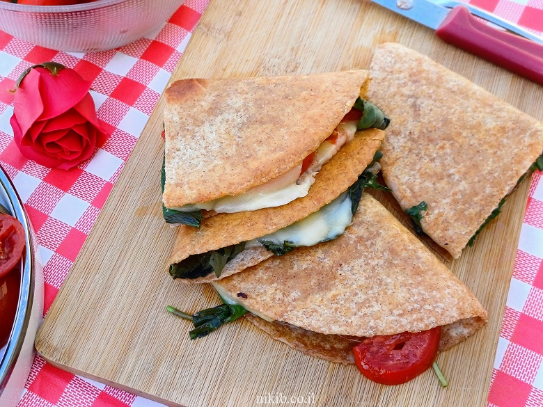 קסדייה טונה וגבינה צהובה קסדייה טונה וגבינה צהובה