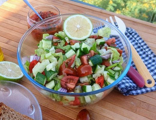 סלט חסה ועגבניות שרי