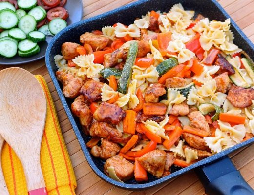 חזה עוף וירקות מוקפצים עם נודלס