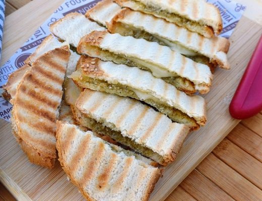 טוסט זעתר וגבינה צהובה