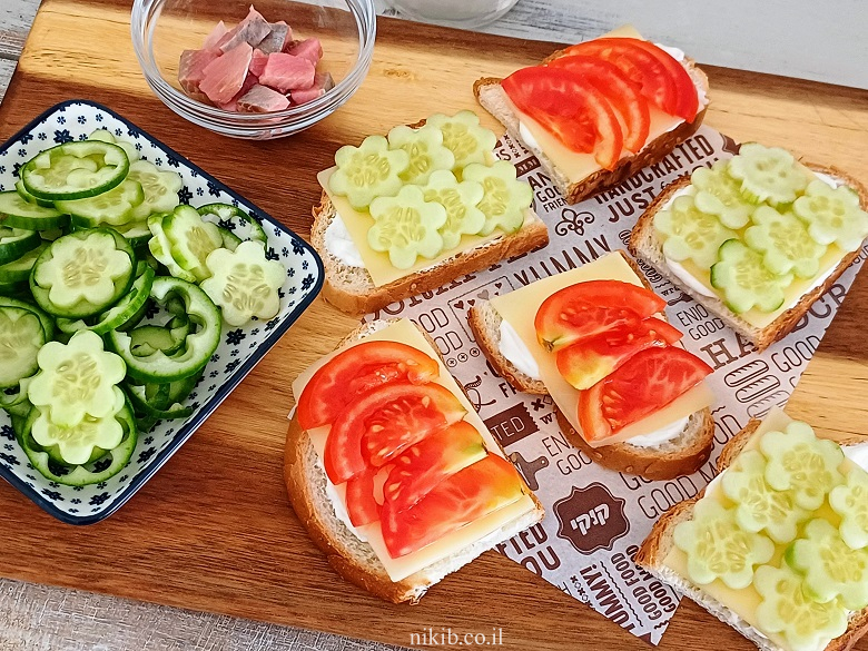 כריך גבינה צהובה עם גבינה לבנה וירקות