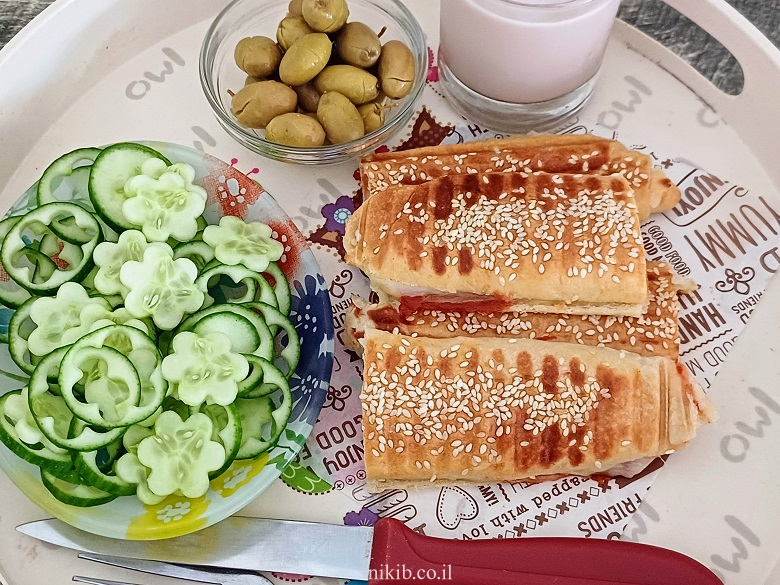 טוסט גבינה צהובה - לחמניות בית ספר