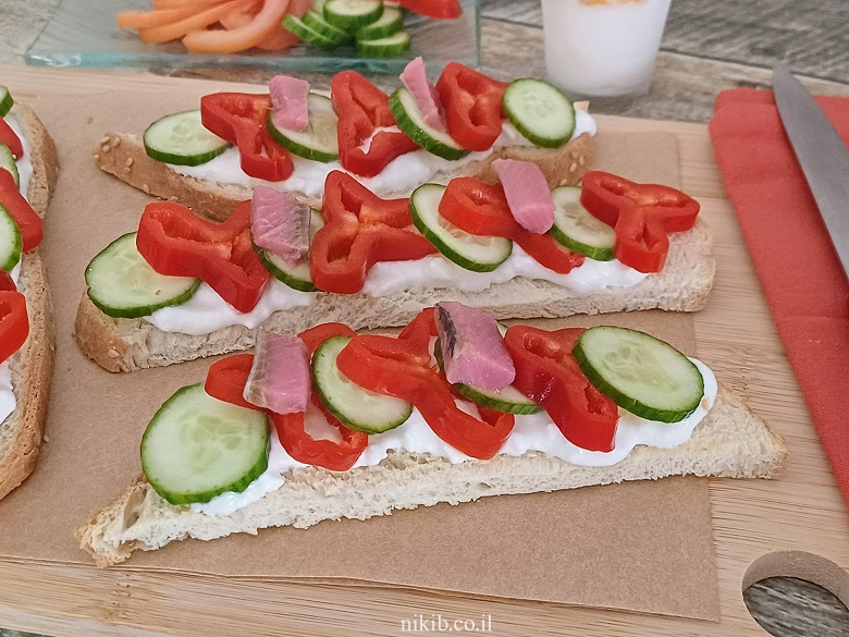 לחם קלוי עם קוטג ירקות והרינג