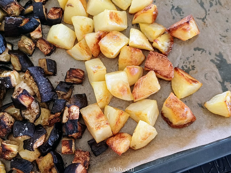 חצילים ותפוחי אדמה בתנור – תוספת קלה וטעימה במיוחד חצילים ותפוחי אדמה בתנור – תוספת קלה וטעימה במיוחד