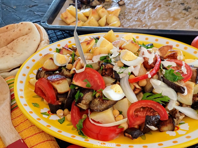 חצילים ותפוחי אדמה בתנור – תוספת קלה וטעימה במיוחד חצילים ותפוחי אדמה בתנור – תוספת קלה וטעימה במיוחד