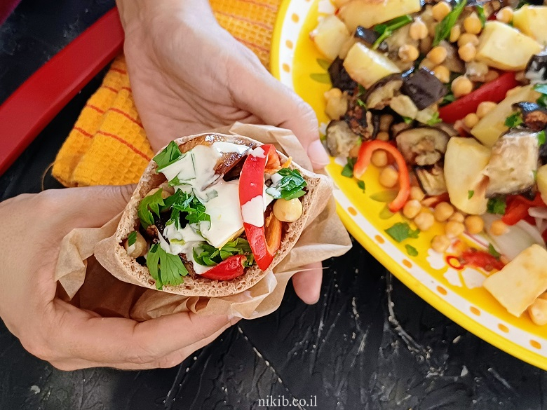 חצילים ותפוחי אדמה בתנור – תוספת קלה וטעימה במיוחד חצילים ותפוחי אדמה בתנור – תוספת קלה וטעימה במיוחד