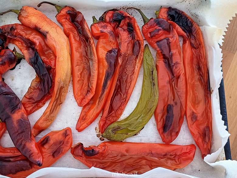 פלפלים קלויים בחומץ ושום