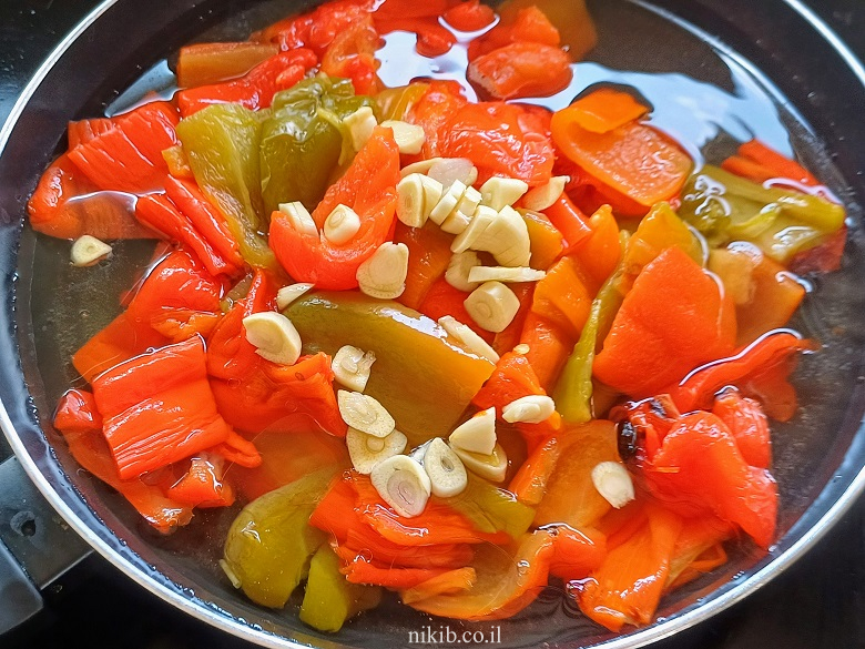 פלפלים קלויים בחומץ ושום