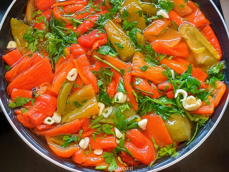 פלפלים קלויים בחומץ ושום