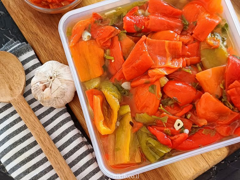 פלפלים קלויים בחומץ ושום