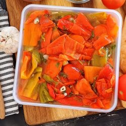 פלפלים קלויים בחומץ ושום פלפלים קלויים בחומץ ושום