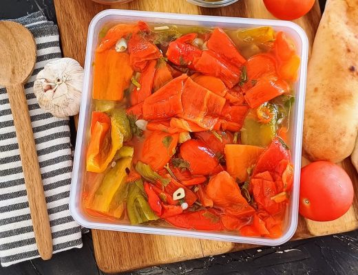 פלפלים קלויים בחומץ ושום