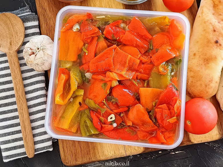 פלפלים קלויים בחומץ ושום