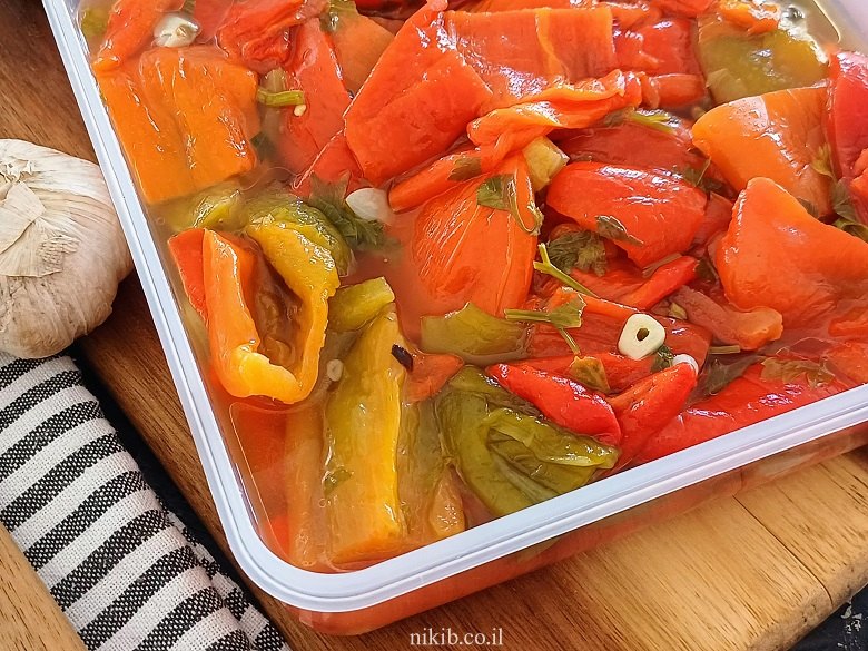 פלפלים קלויים בחומץ ושום