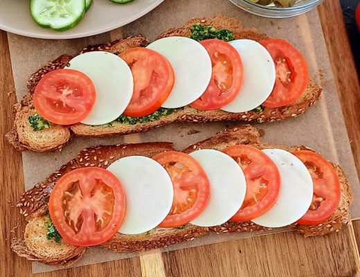 טוסט מושחת עם פסטו ומוצרלה