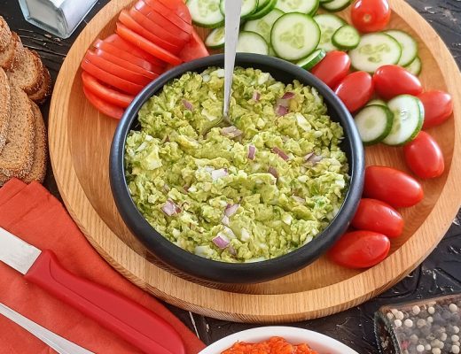 סלט אבוקדו וביצים קשות