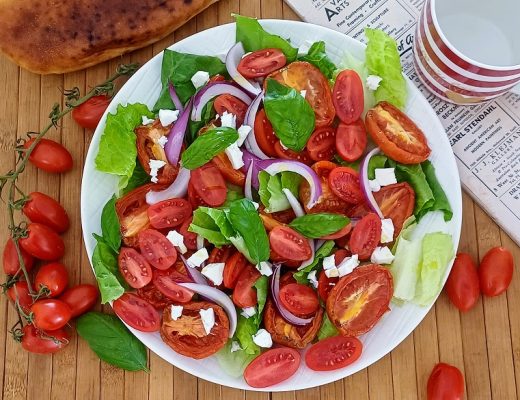 סלט עגבניות עם בצל סגול בזיליקום וגבינת פטה