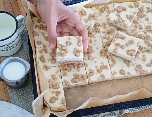 חיתוכיות עוגת גבינה ופירורים