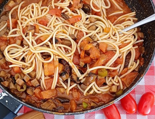 פסטה ברוטב עגבניות ופטריות