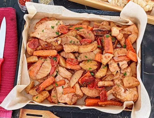 חזה עוף אפוי בתנור עם ירקות