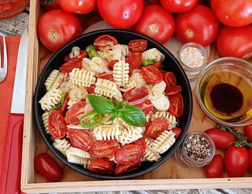 פסטה ברוטב עגבניות שרי צלויות ושום – מתכון הורס!