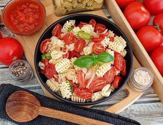 פסטה ברוטב עגבניות שרי צלויות ושום – מתכון הורס!