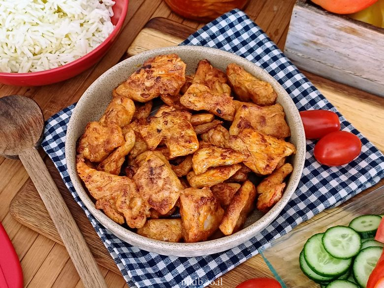 חזה עוף עסיסי ומוכן להגשה, מוגש בצורה פשוטה ובריאה לילדים