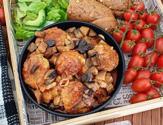 קציצות עוף ברוטב עגבניות וחצילים