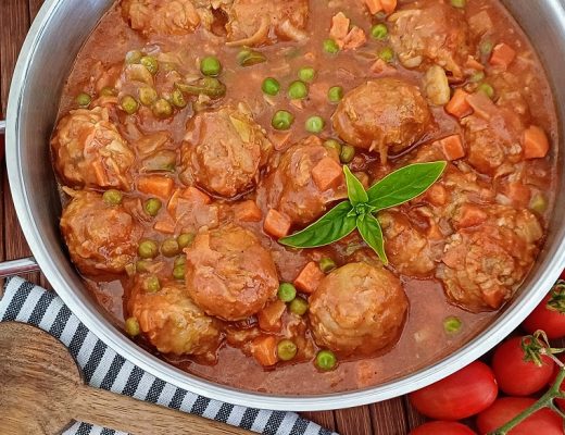 קציצות בשר עם אפונה וגזר