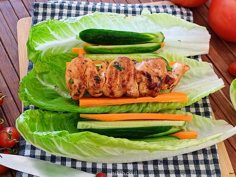 רול חסה חזה עוף רול חסה חזה עוף