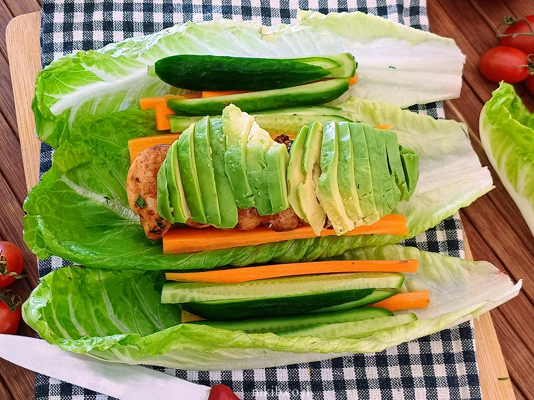 רול חסה חזה עוף רול חסה חזה עוף