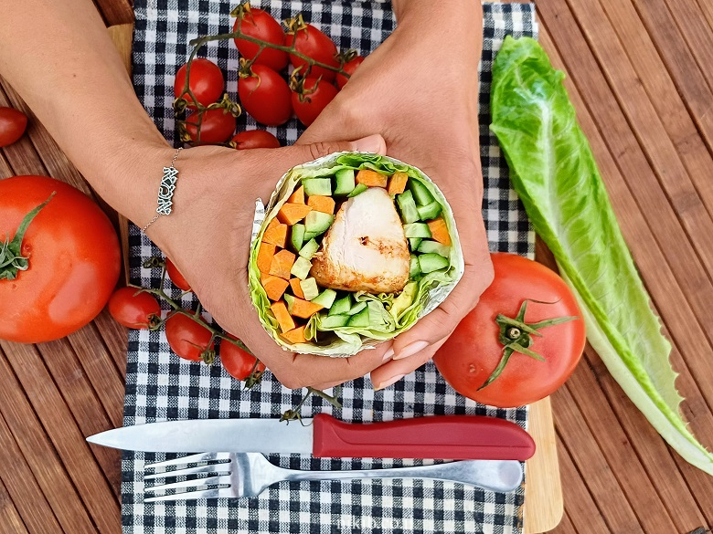 רול חסה חזה עוף רול חסה חזה עוף