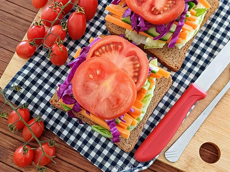 כריך מושקע לארוחת בוקר (מדהים!) כריך מושקע לארוחת בוקר (מדהים!)